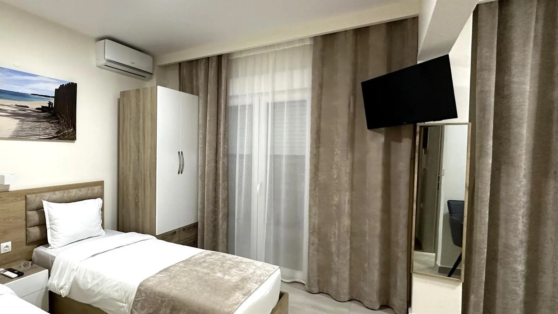 Navarino Luxe Suites Peraía