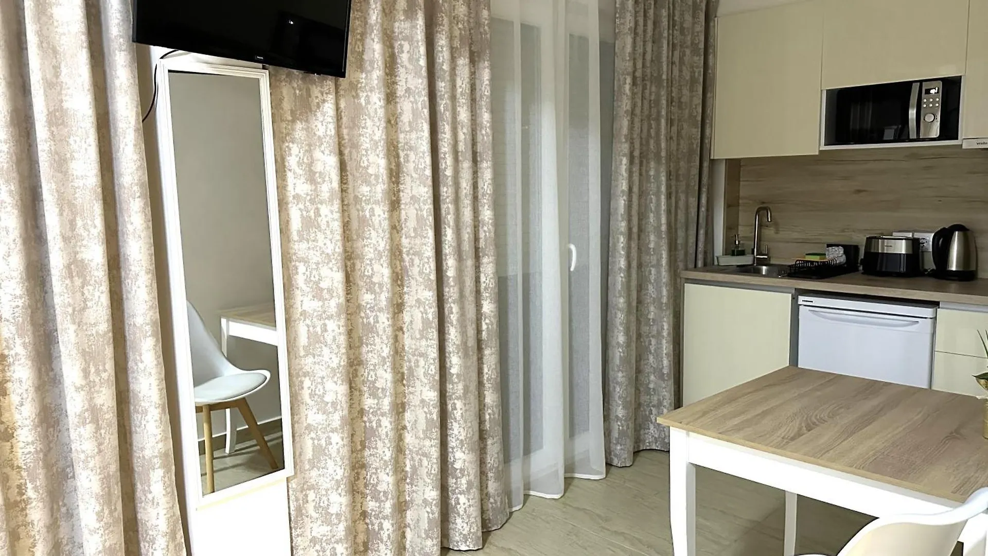 Aparthotel Navarino Luxe Suites Peraía Griechenland
