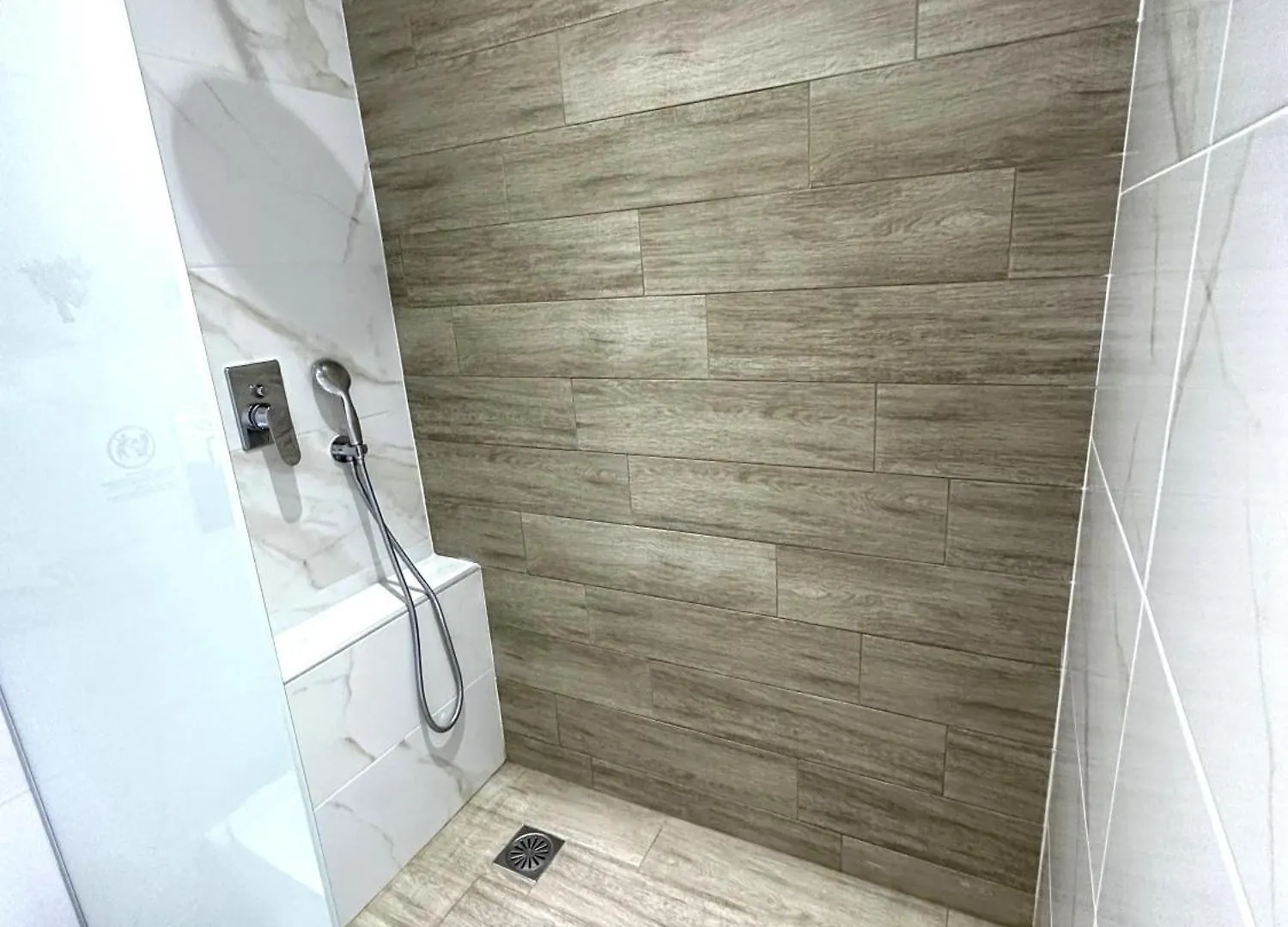 Navarino Luxe Suites Peraía
